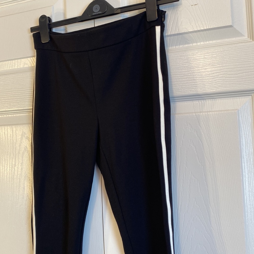 White House Black Market “The Skinny” ponte pant with ivory/cream stripe.  Sz 6